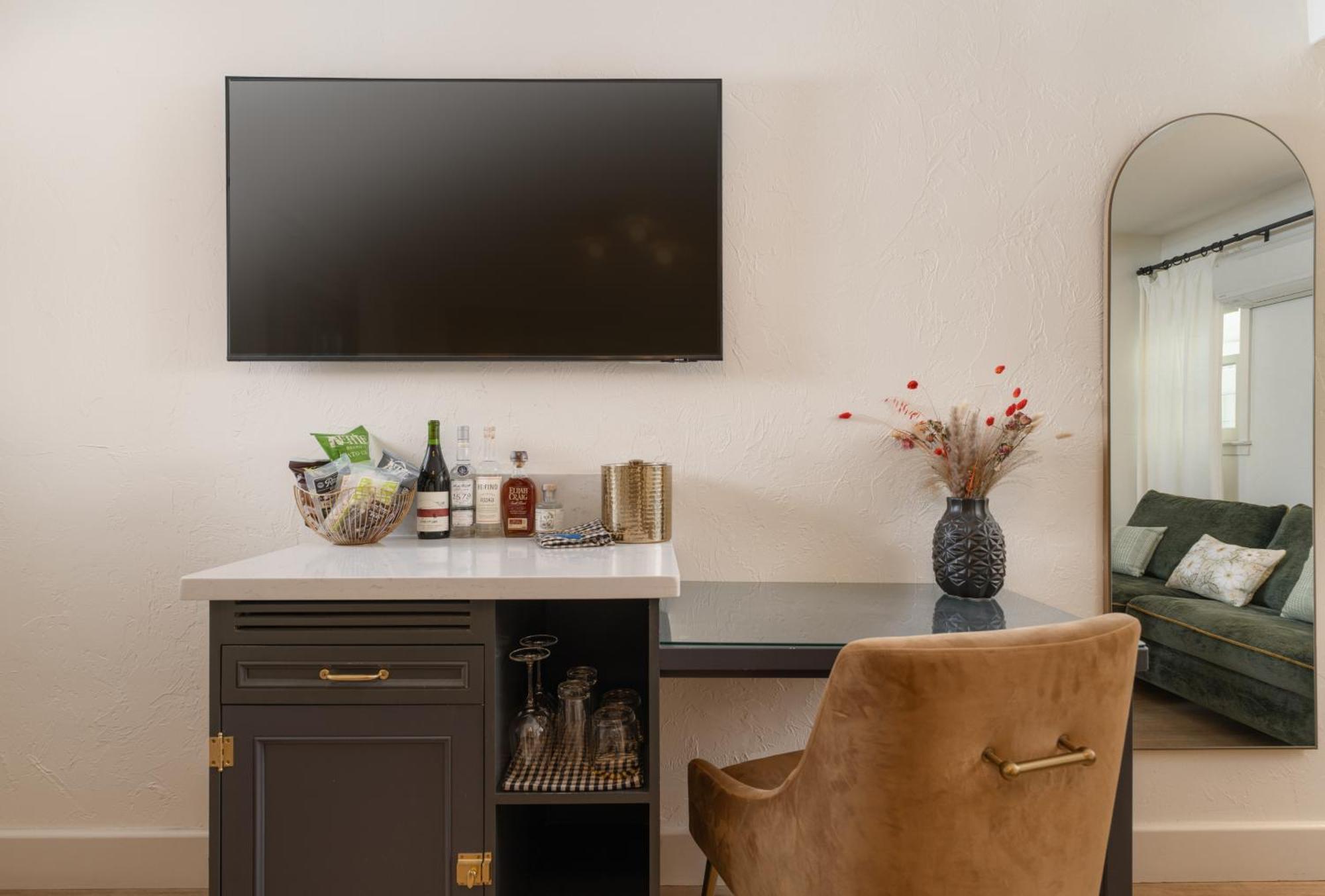 Petit Soleil - Bed, Breakfast And Bar Bed & Breakfast San Luis Obispo Exterior photo